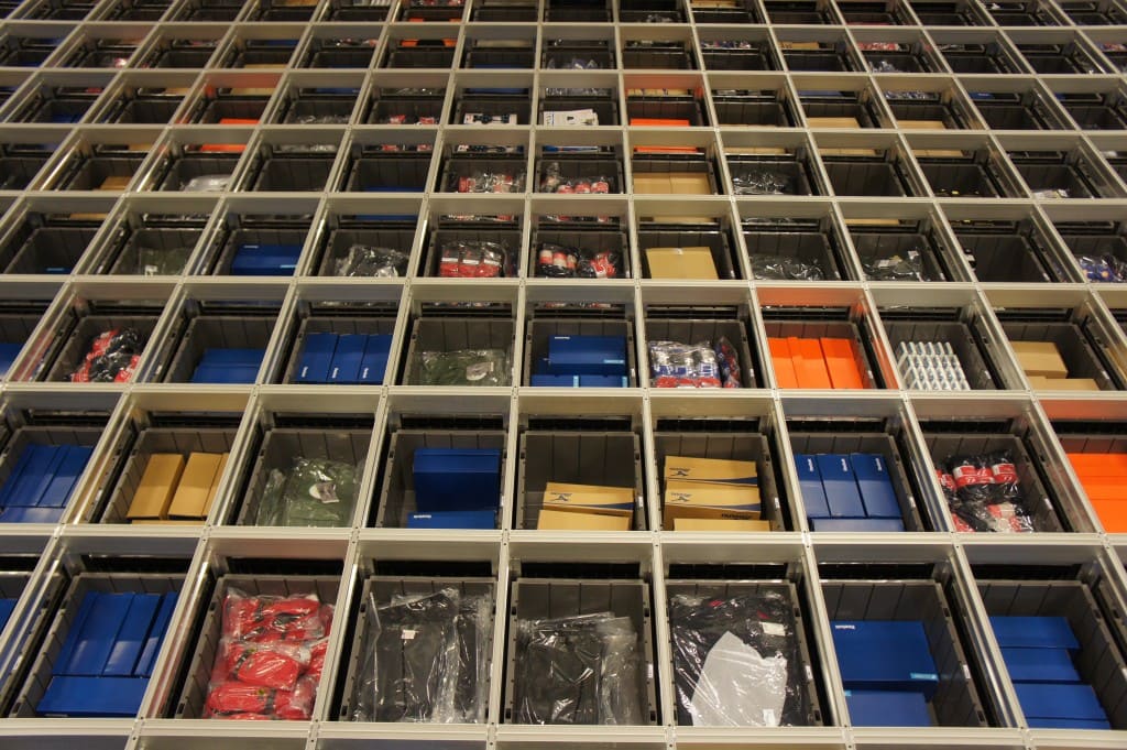 Imagen de las cubetas de AutoStore, sistema de almacenamiento y preparación de pedidos idóneo para material deportivo