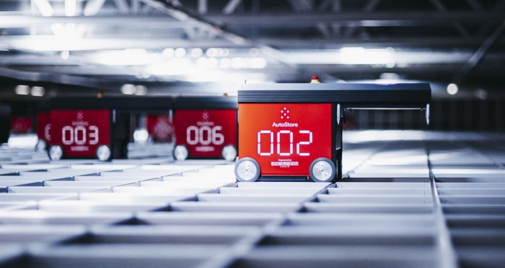 Robots de color rojo desplazándose por la rejilla de un AutoStore, sistema de preparación de pedidos idóneo para un e-commerce de moda 