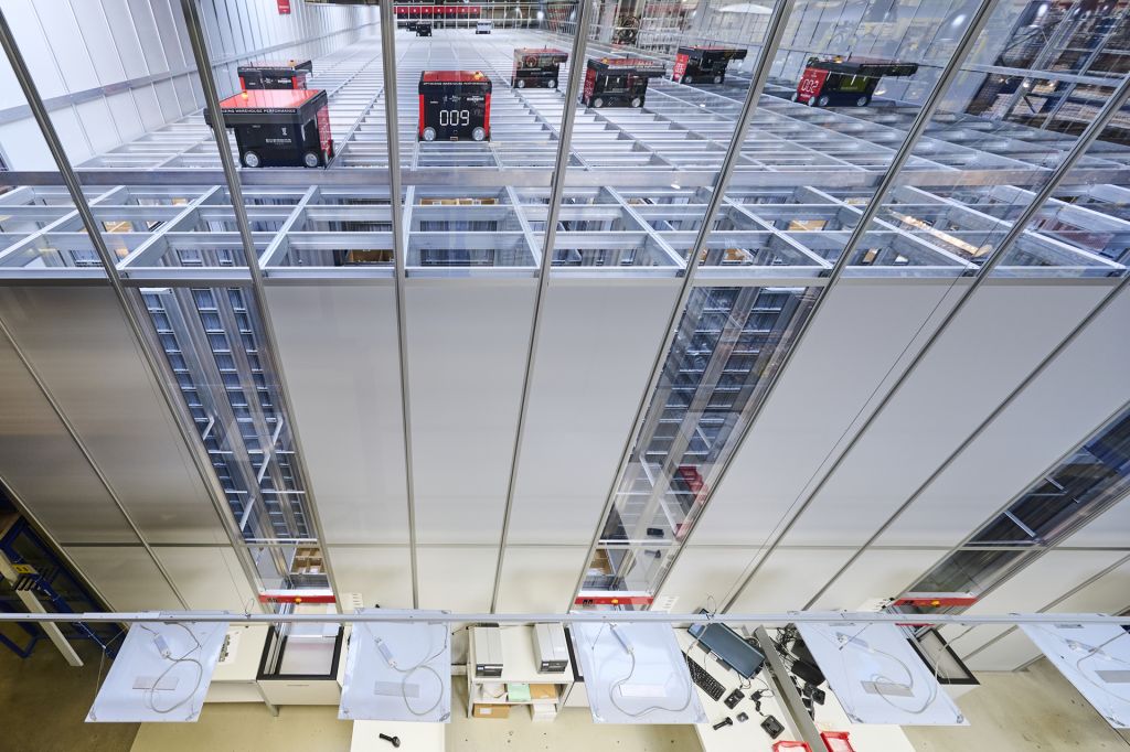 Vista de un almacén AutoStore, sistema de almacenaje y preparación de pedidos para quick commerce, desde arriba