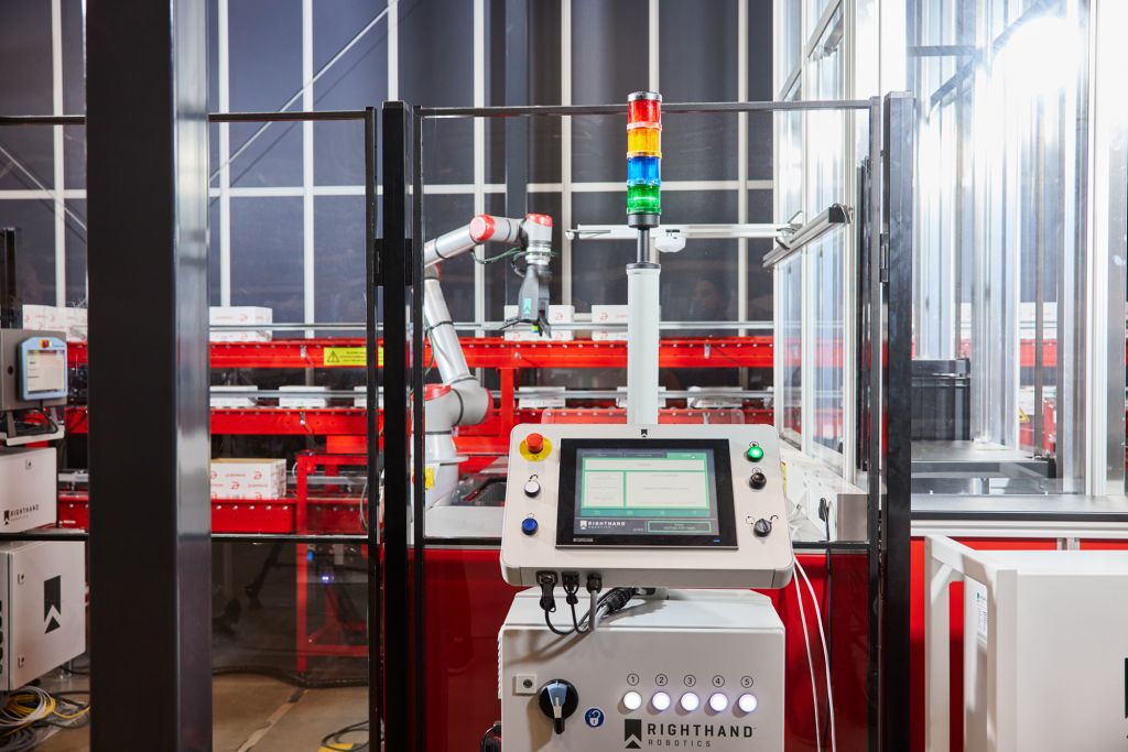 Imagen de un robot de picking unitario conectado a un almacén AutoStore