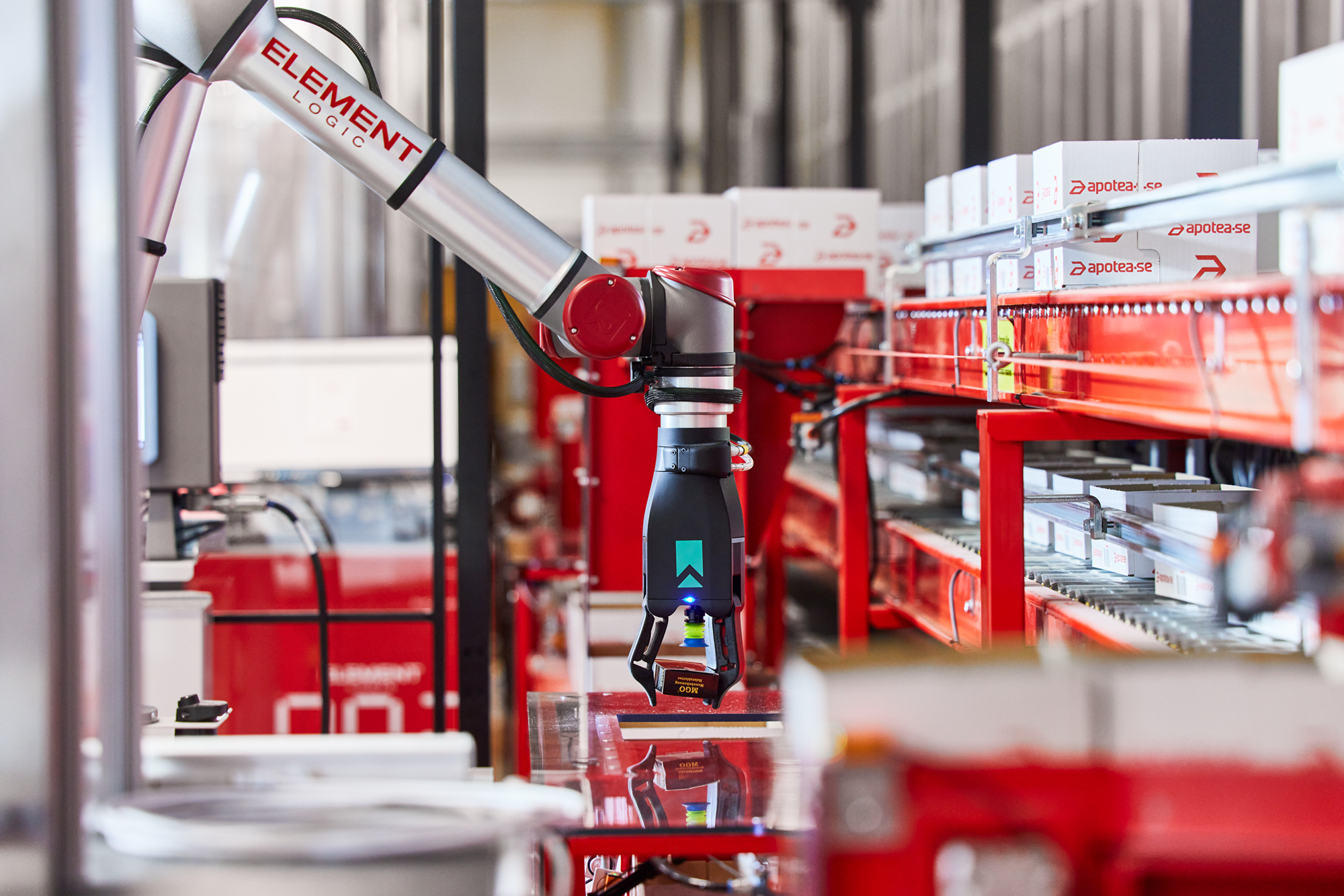 Imagen de un robot de picking unitario de Element Logic realizando la preparación de pedidos en un almacén