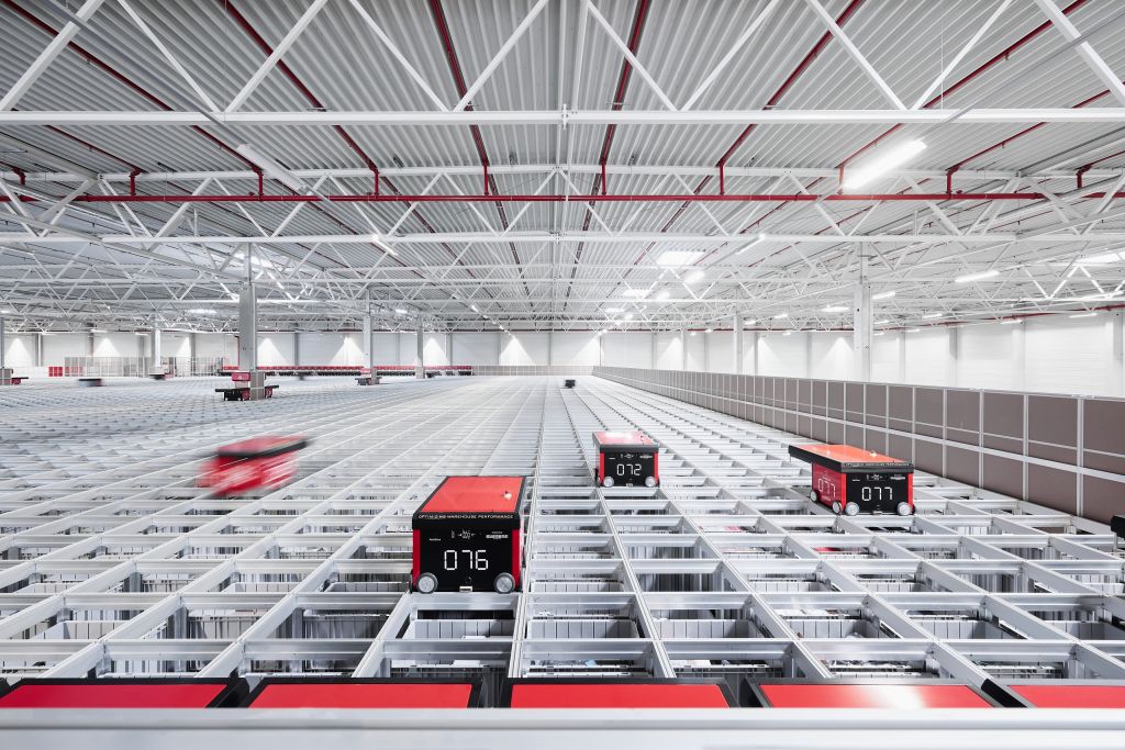 Imagen de un almacén AutoStore de Element Logic en el que aparecen varios robots desplazándose por encima de la rejilla de aluminio