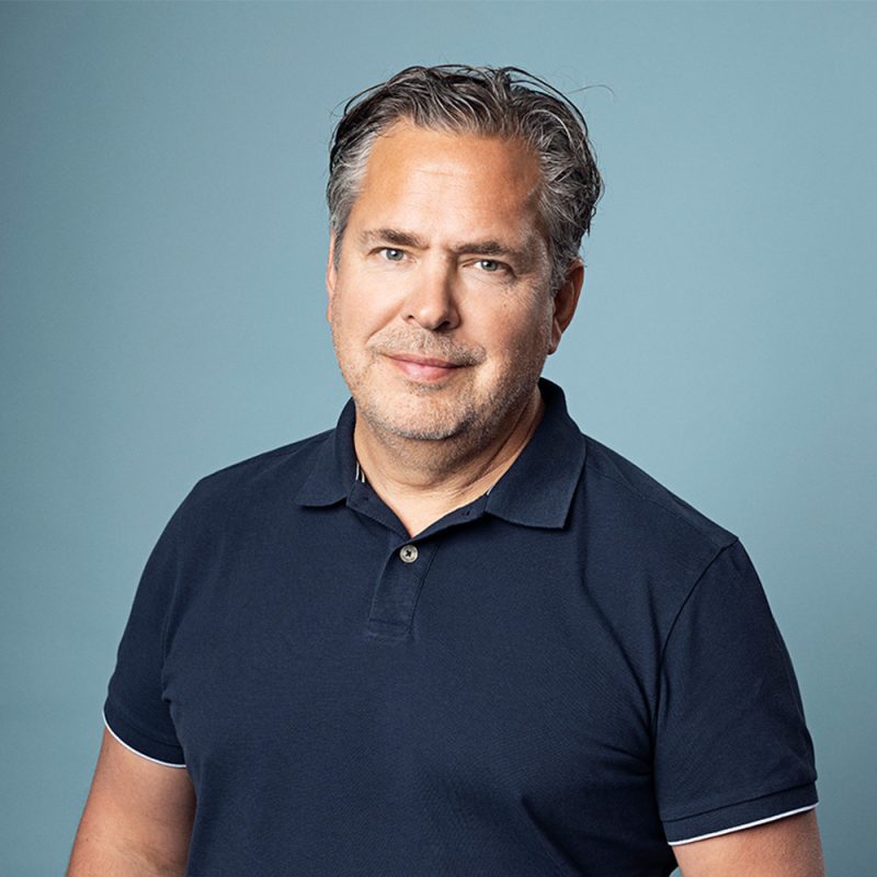 Pär Svärdson, CEO de Apotea, con una camisa polo azul marino posando para la cámara en un fondo neutro