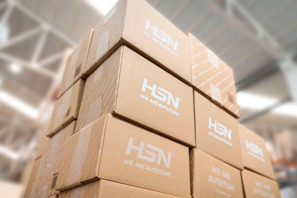 Paquetes de cartón de la empresa HSN apilados unos encima de otros en su almacén logístico.